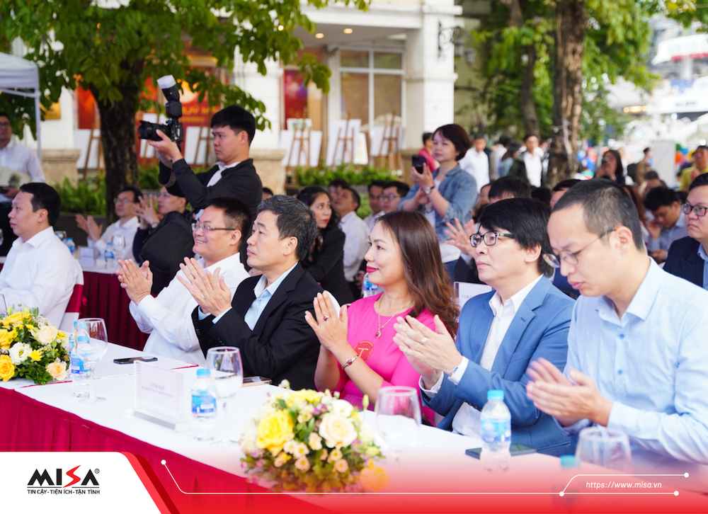 Tổng Giám đốc Đinh Thị Thúy đại diện MISA tham dự Lễ khai trương gian hàng cấp miễn phí chữ ký số cho công dân