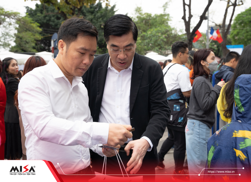 MISA tặng chữ ký số miễn phí cho công dân trên phố đi bộ quận Hoàn Kiếm (Hà Nội) (3)
