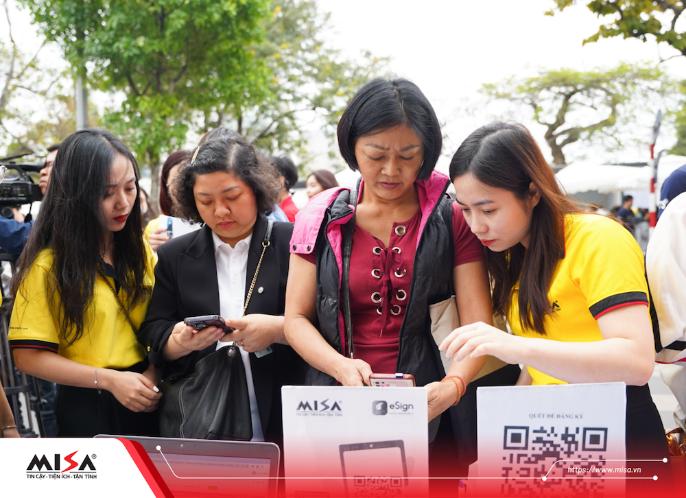 Đội ngũ MISA hướng dẫn người dân trên phố đi bộ Hà Nội cài đặt miễn phí Chữ ký số từ xa trên điện thoại (1)