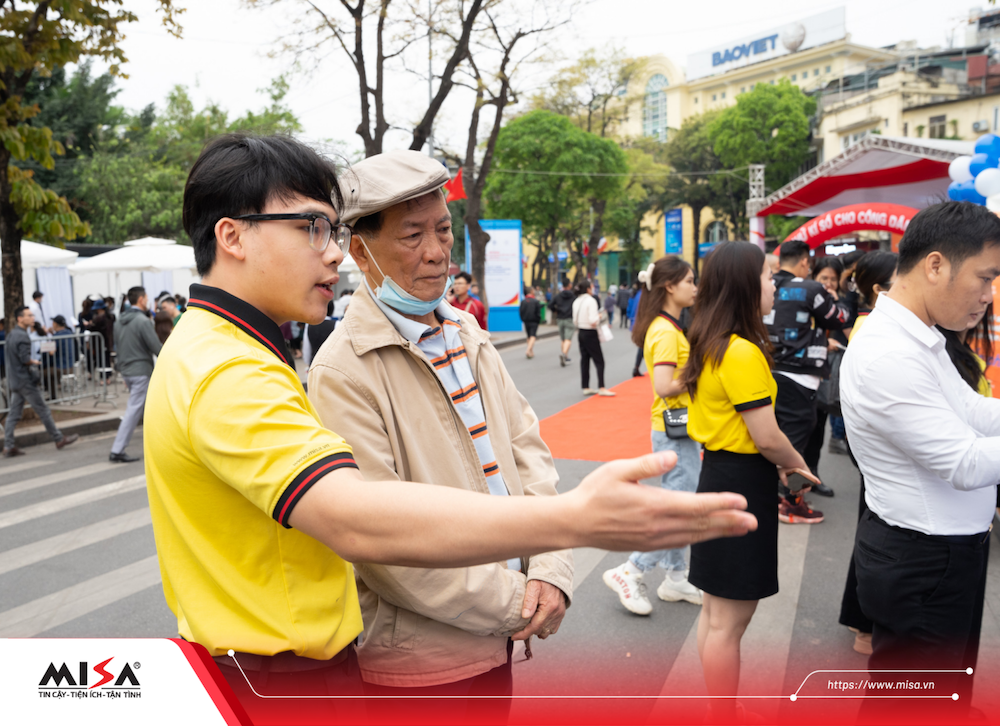 Đội ngũ MISA hướng dẫn người dân trên phố đi bộ Hà Nội cài đặt miễn phí Chữ ký số từ xa trên điện thoại (4)