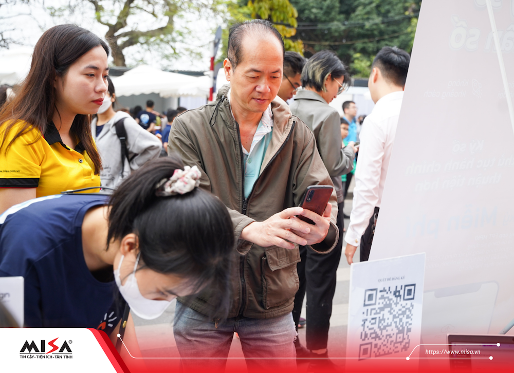 Đội ngũ MISA hướng dẫn người dân trên phố đi bộ Hà Nội cài đặt miễn phí Chữ ký số từ xa trên điện thoại (5)